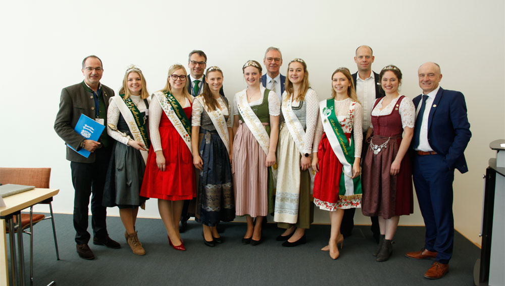Vertreter der Hopfen- und Brauereiverbände mit Bier- und Hopfenköniginnen bei der Hopfenpressekonferenz