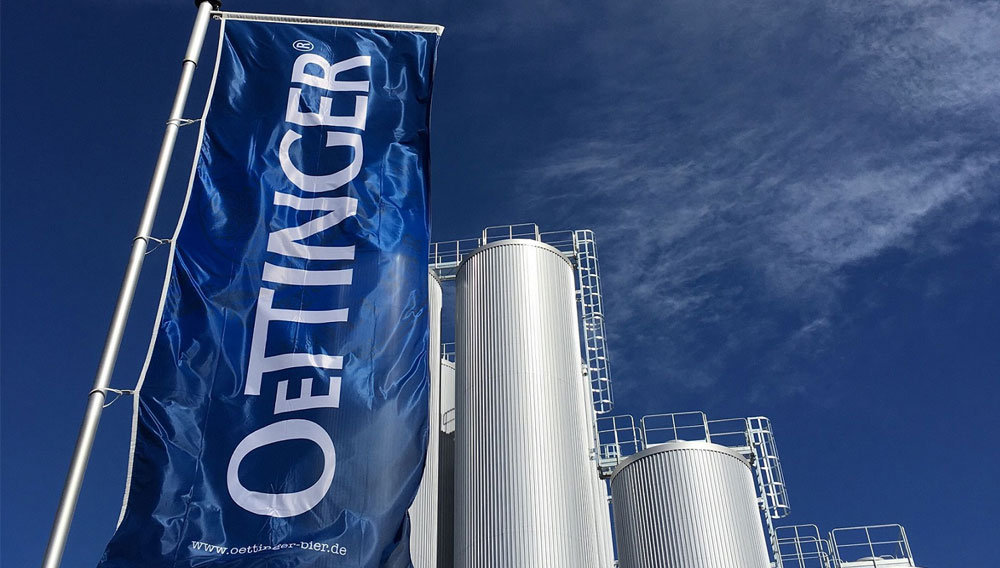 Fahne mit Oettinger Schriftzug vor Brauerei