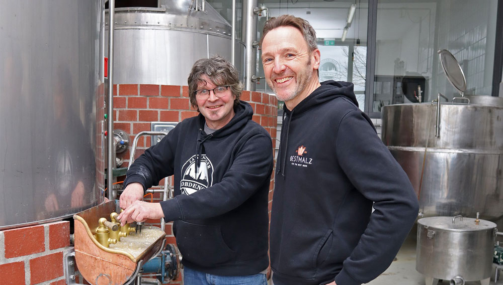 Kai Müller von der Lobdengau-Brauerei Ladenburg und Dirk Schneider von der Palatia Malz GmbH beim Abläutern eines Export-Bieres, das mit 100 Prozent Best A-XL Malz gebraut ist