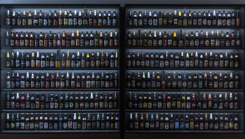 Große Auswahl von Bierflaschen in einem Regal (Foto: Alban Martel auf Unsplash)