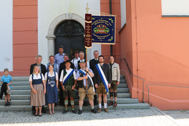 Menschen mit einer Fahne vor Kloster Scheyern