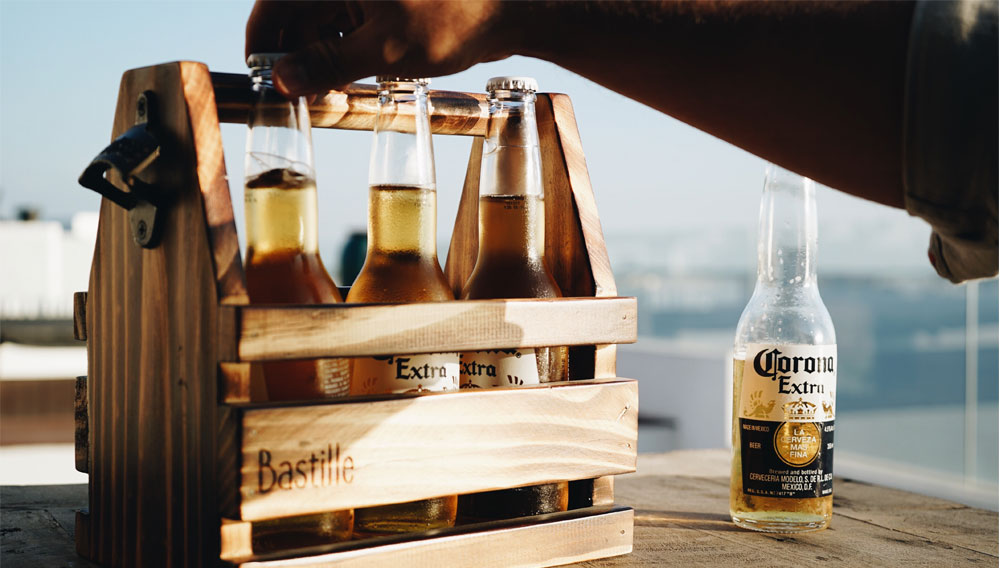 Bierträger mit Corona Extra Flaschen (Foto: Carlos Bastias auf Unsplash)
