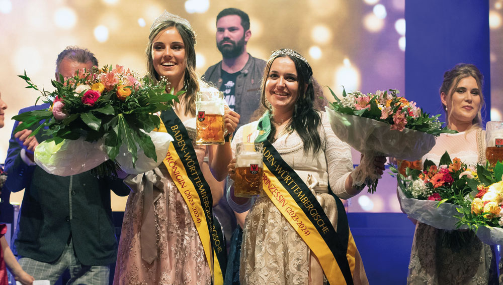 Amy Seidt (li.) und Denise Braun bei der Wahl zur baden-württembergischen Bierkönigin (Foto: Christian Hass)