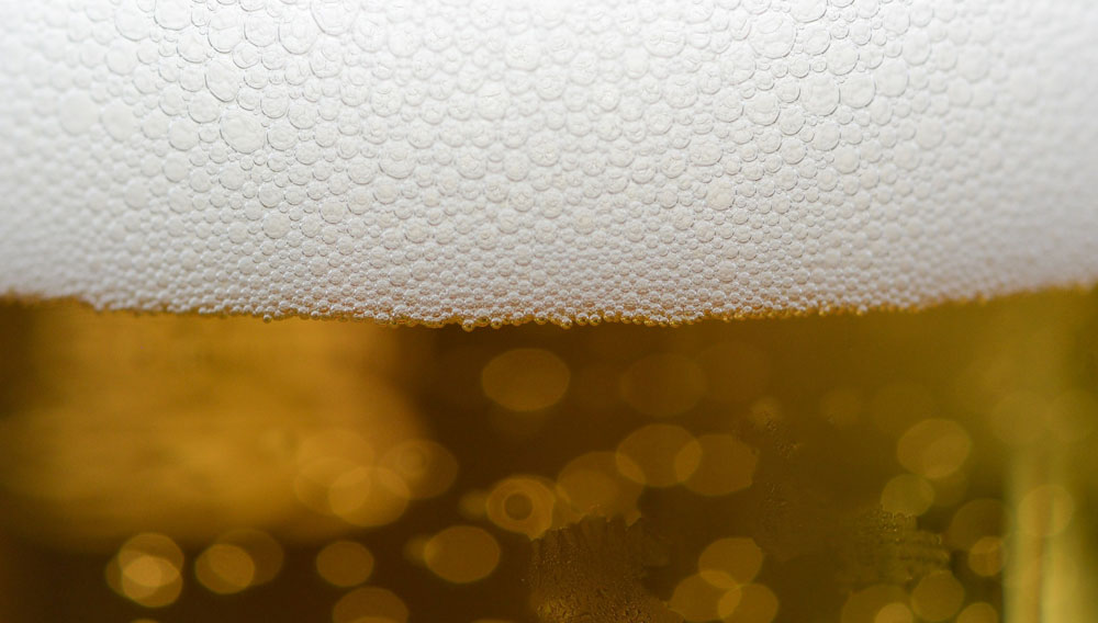 Bier und Schaum im Glas (Foto: Rudy und Peter Skitterians auf Pixabay)