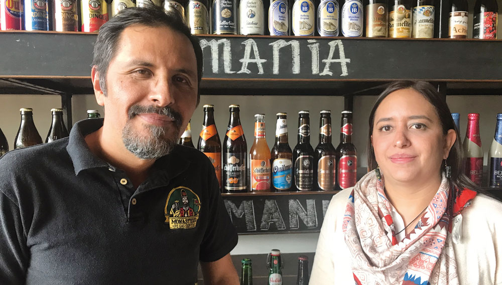Marianna Manzur, Gründerin des „Monasterio de Las Cervezas“, und ihr Schwager Alex Manzur vor Bierregal (Foto: Kopp)