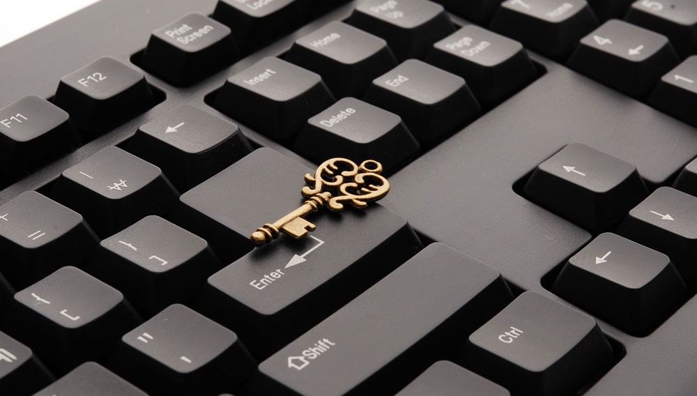 Ausschnitt einer Computertastatur mit goldenem Schlüssel aufliegend (Foto: GuHyeok Jeong auf Pixabay)