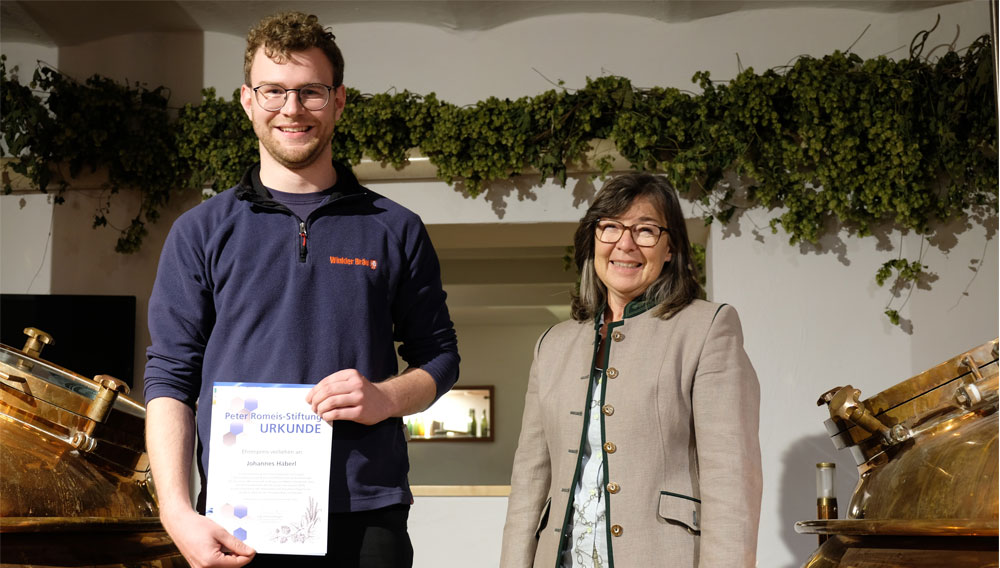Johannes Häberl erhielt von Ingrid Schmittnägel, Peter Romeis-Stiftung, den Ehrenpreis für seine hervorragenden Leistungen (Foto: Private Brauereien)