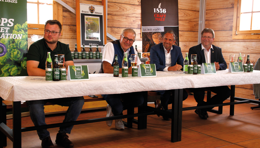 Foto während der Presseerklärung, Lennart Hesehaus, Georg Rittmayer, Thorsten Glauber und Tassilo Pauli bei der Brauerei Rittmayer