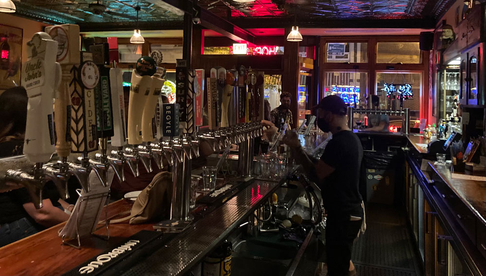 Blick auf die Bar des Craft Bier-Restaurants Hopleaf mit 62 Zapfhähnen im Ausschank (Foto: Hopleaf)