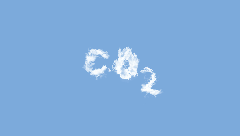 Blauer Himmel auf dem Wolken den Schriftzug „CO2“ bilden (Foto: Matthias Heyde auf Unsplash)