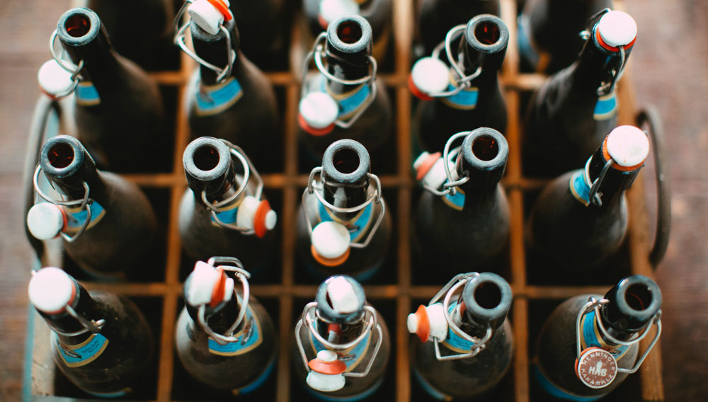 Leere Bierflaschen in Getränkekiste (Foto: Markus Spiske auf Unsplash)