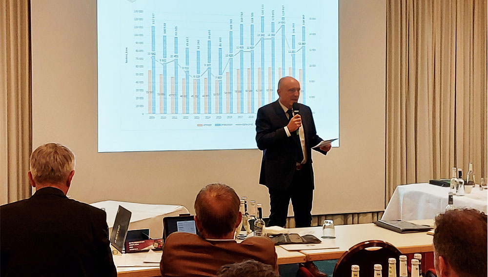 Erster Vorsitzender des DHWV, Pascal Piroué, bei seinem Vortrag in der IHB-Wirtschaftskommission im Hotel Carlton in Nürnberg