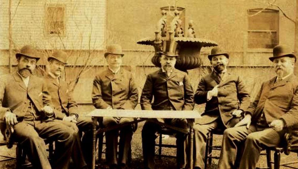 Altes Foto zeigt sechs Männer, die „Bierbarone“ von Chicago (Quelle:  Classic Chicago Magazine; https://classicchicagomagazine.com/bringing-back-the-beer-that-built-chicago/)