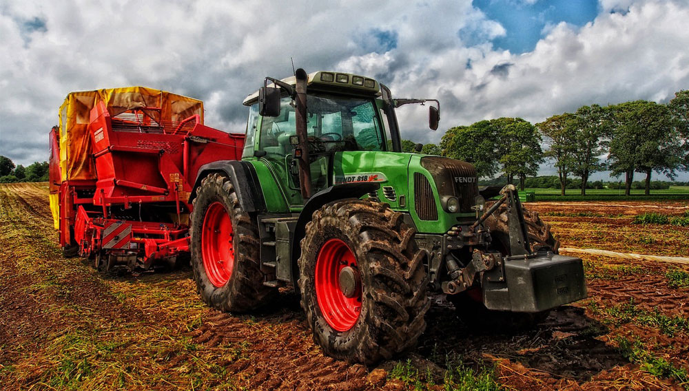 Traktor auf Feld (Foto: 12019 auf Pixabay)
