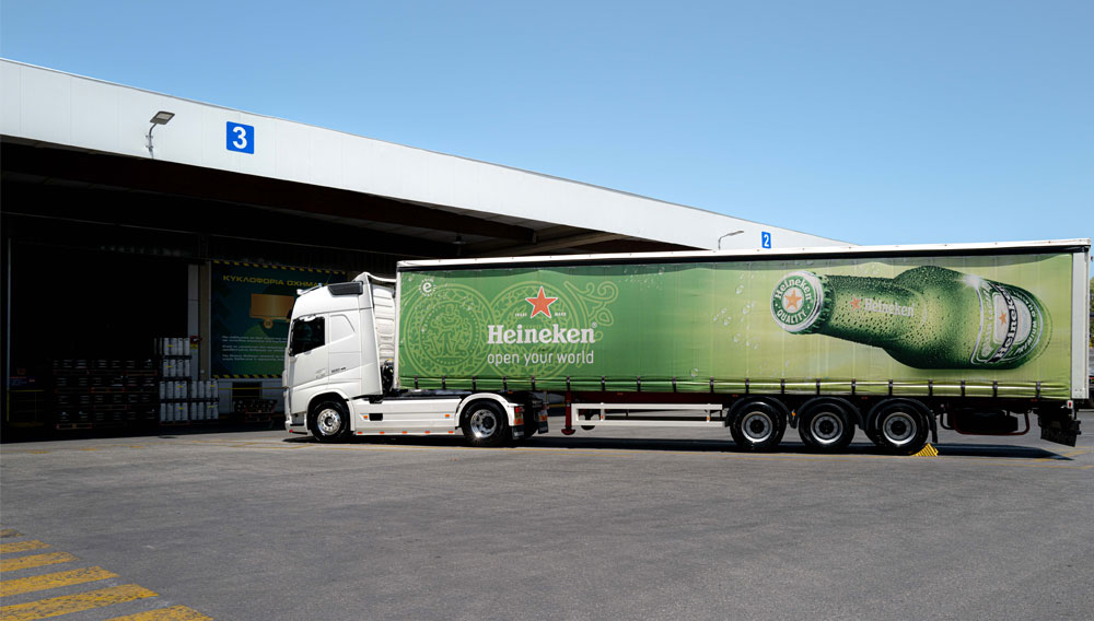 Ein LKW von Heineken fährt in eine Lagerhalle (Foto: Heineken Deutschland GmbH)