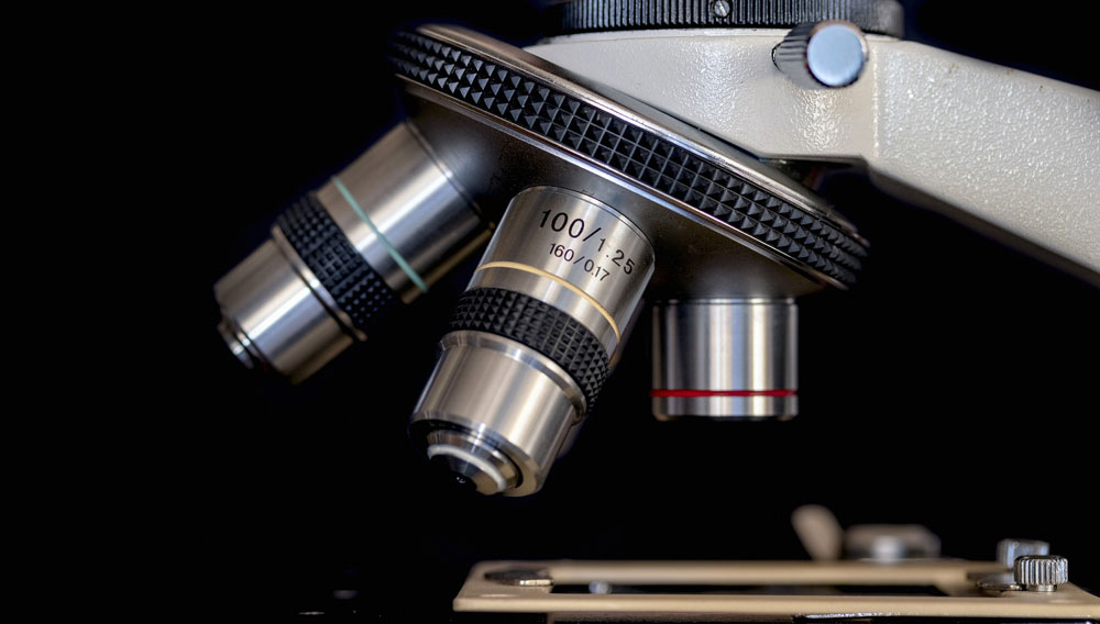 Mikroskop im Labor vor schwarzem Hintergrund (Foto: Ioannis Karathanasis auf Pixabay)