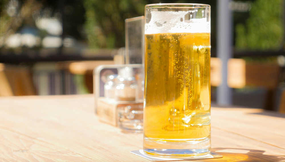 Bierglas im Biergarten (Foto: Raphael Bernhart auf Unsplash)