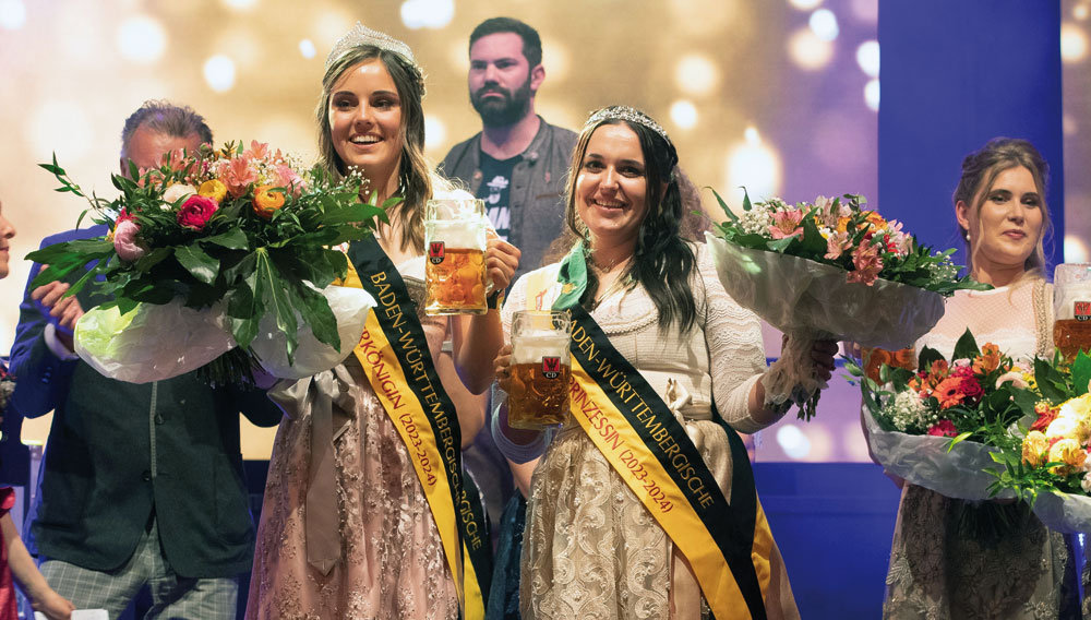 Nachfolgerinnen gesucht: Amy Seidt (li.) und Denise Braun bei der letztjährigen Wahl zur Baden-württembergischen Bierkönigin (Foto: Christian Hass)