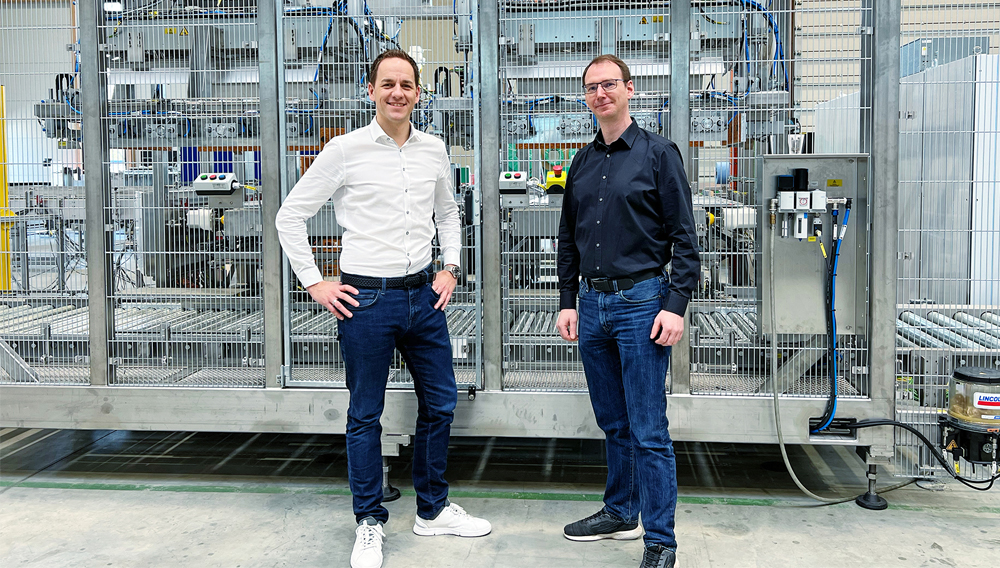 Daniel Chmeliczek und Robert Mederer vor Verpackungsmaschine