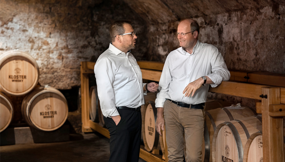 Die Geschäftsführer Markus Schlör (li.) und Carl Glauner (Foto: Alpirsbacher Klosterbräu)