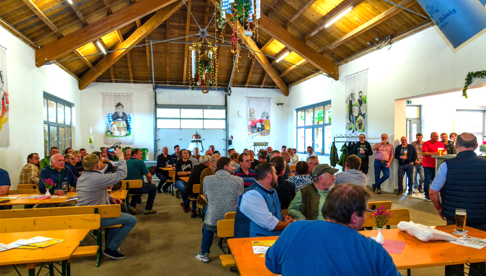 Menschen in der Festhalle der Brauerei Hönig