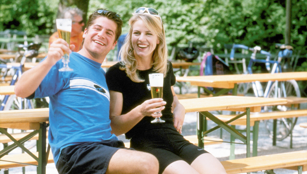 Zwei Personen sitzen im Biergarten und trinken ein Bier (Foto: DBB)