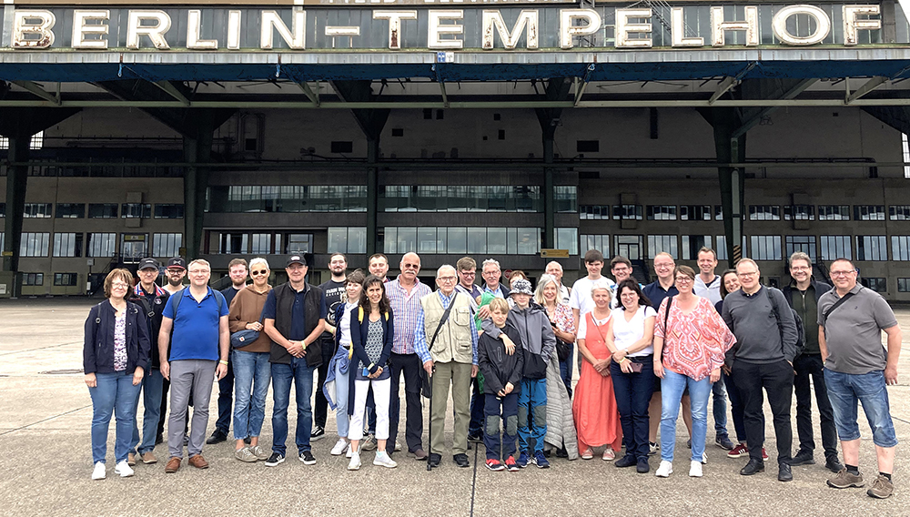 Mitglieder der DBMB-Landesgruppe Berlin-Brandenburg vor dem Flughafen Tempelhof