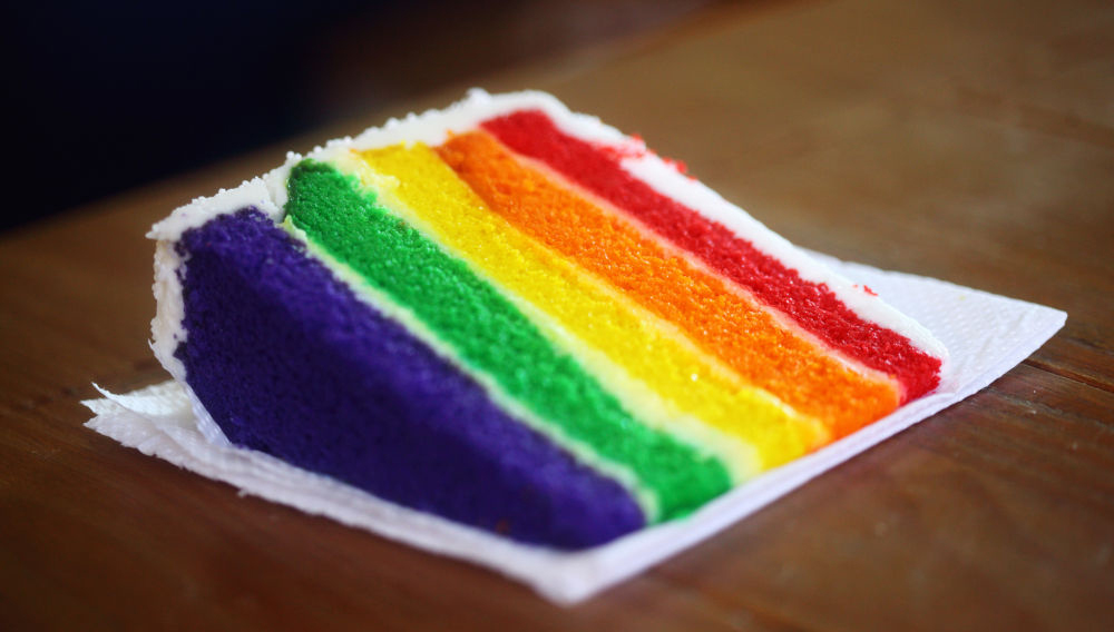 Regenbogenfarbener Kuchen (Foto: Alexander Gray auf Unsplash)