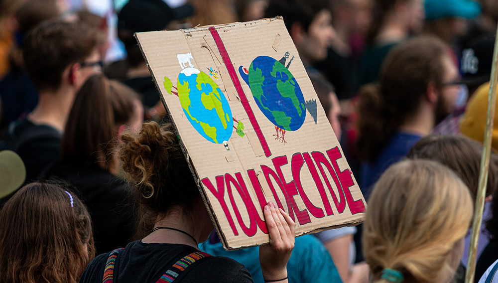 Demonstranten mit einem Schild (Foto: Dominic Wunderlich auf Pixabay)