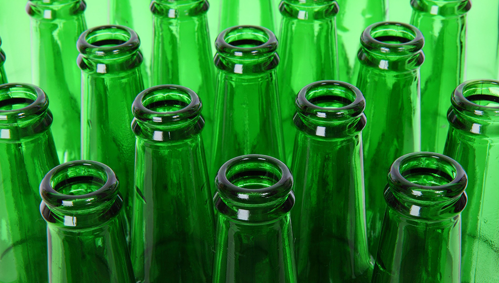 Viele grüne ungereinigte Bierflaschen (Foto: PublicDomainPictures auf Pixabay)