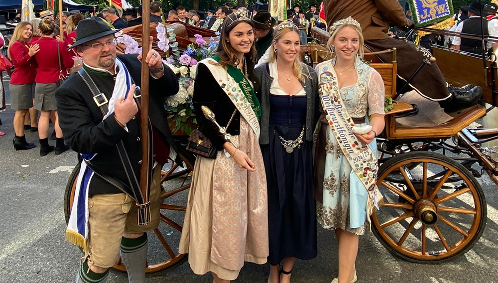 Drei Frauen und ein Mann in bayerischer Tracht