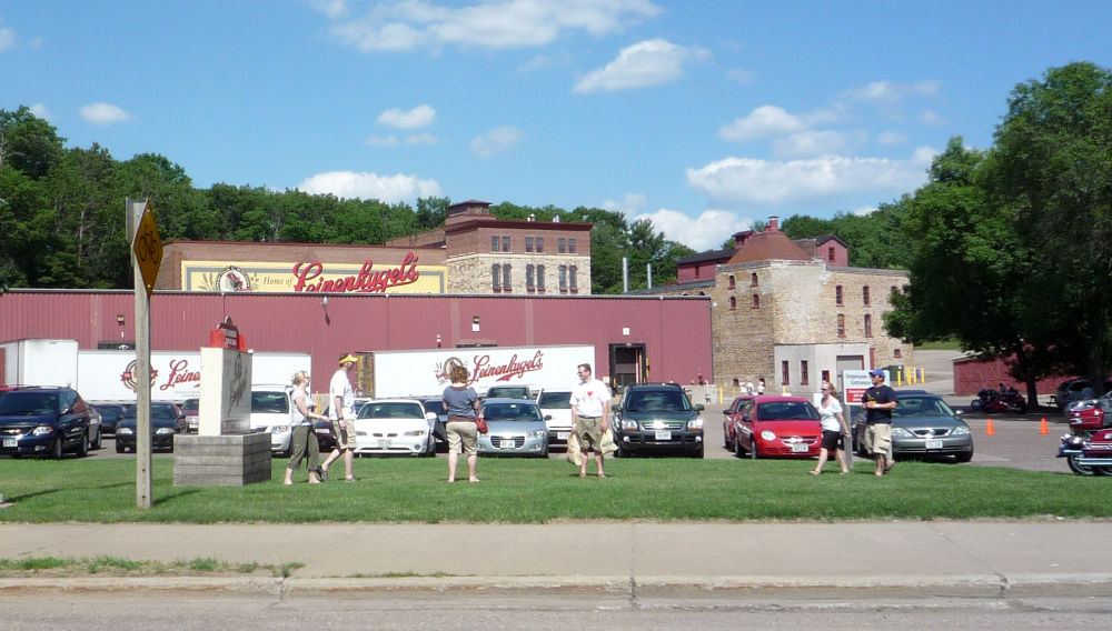 Frontalansicht von Leinenkugels Brauerei in Chippewa Falls (Foto: Bobak Ha'Eri) (https://commons.wikimedia.org/wiki/File:Leinenkugels_Brewery_in_Chippewa_Falls.jpg)