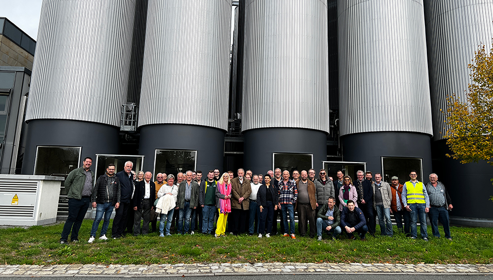 Gruppenfoto der Mitglieder des Vereins ehemaliger Ulmer vor Brauerei