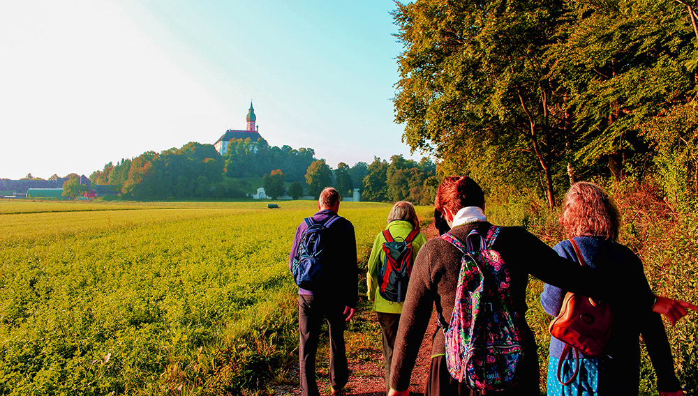 Wanderer vor Ansicht Kloster Andechs (Foto: Kloster Andechs/Adrian-Petru Tanasescu)