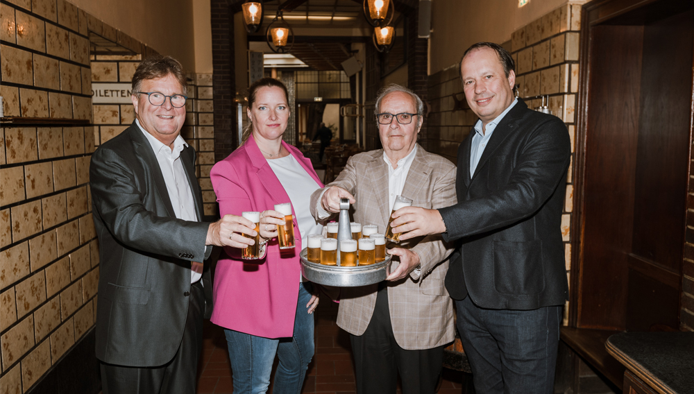 Kölsch verbindet: v.li. Alexander Rolff, Melanie Schwartz, Rudolf Päffgen und Heinrich Philipp Becker (Foto: Ben Hammer)