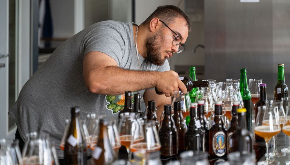 Ein Student bereitet Bierproben zum Verkosten vor (Foto: FH Münster/Anna-Lena Spiekermann)