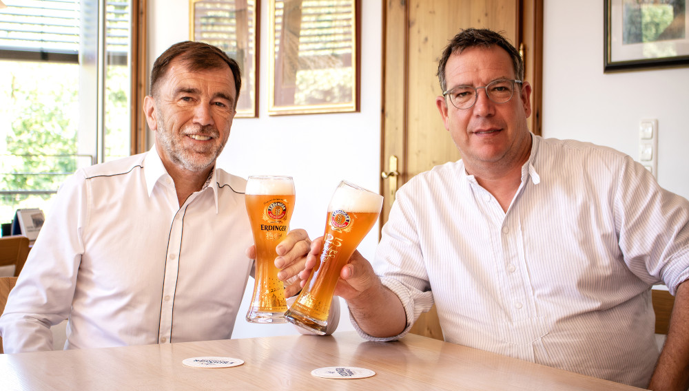 Josef Westermeier (l.) und Wolfgang Kuffner (r.) stoßen auf eine erfolgreiche Zukunft an (Foto: Erdinger Weißbräu)