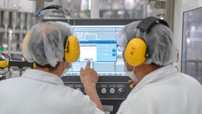 Zwei Mitarbeiter vor einem Monitor zur Anlagensteuerung (Foto: Juan Cristobal Cobo)