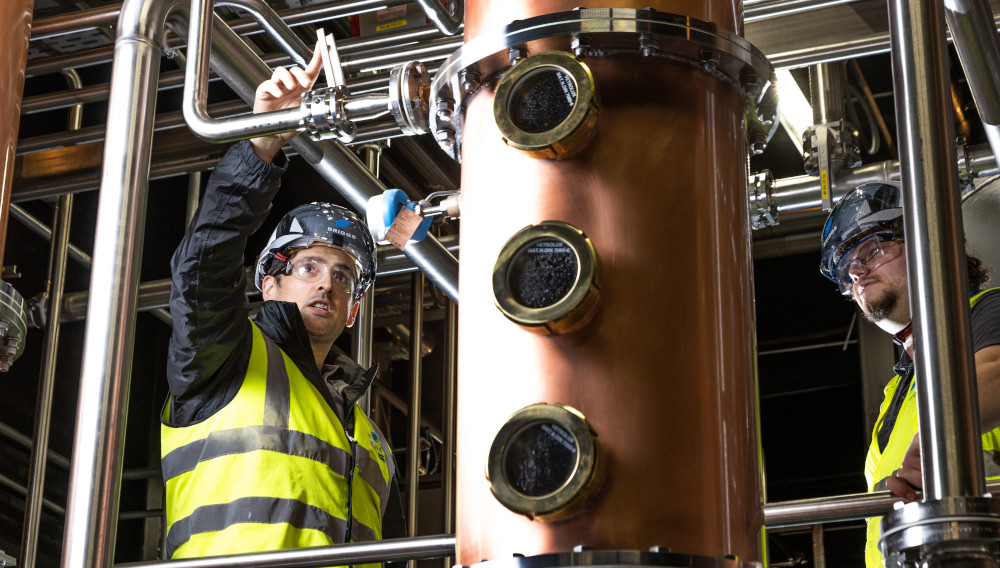 Techniker arbeiten an einer BrewStillery (Foto: Briggs of Burton)