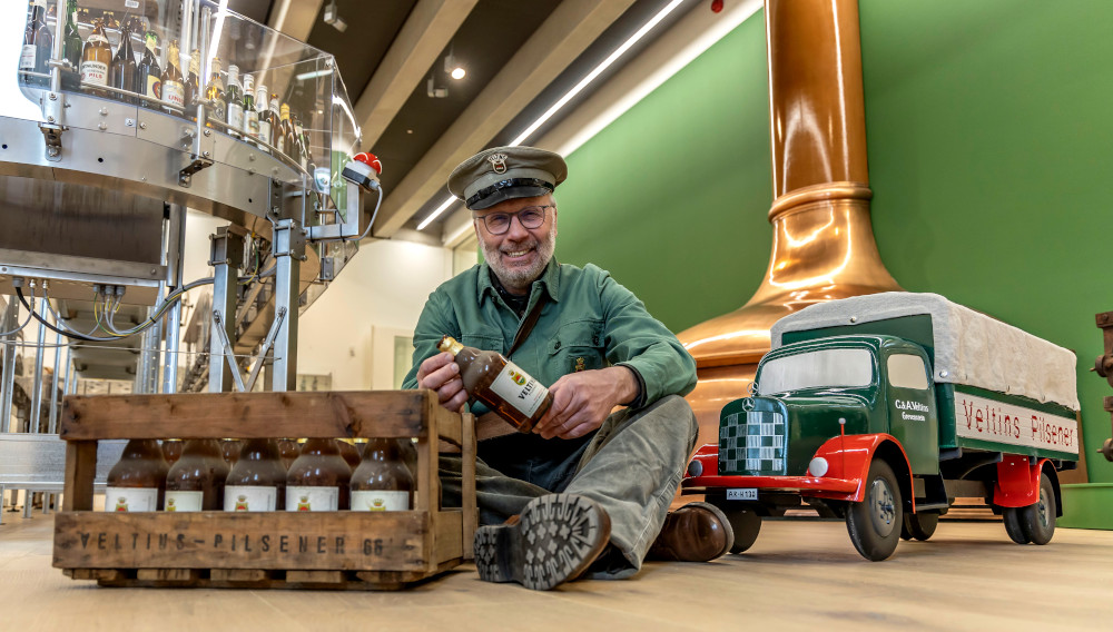 Brauer Armin Naumann fühlt sich in der historischen Bierkutscher-Uniform und inmitten der braugeschichtlichen Exponate wohl	(Foto: Brauerei C. & A. Veltins)