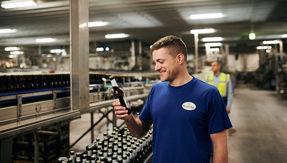 Mitarbeitende im Flaschenkeller der Krombacher Brauerei (Bild: Krombacher)