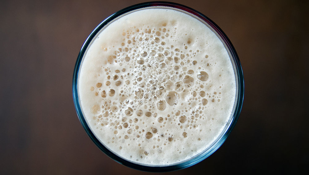 Bierglas mit Schaum von oben fotographiert (Foto: Frank Luca C auf Unsplash)