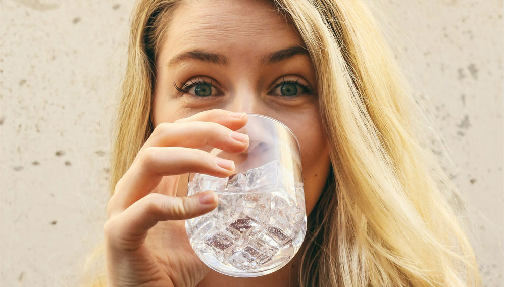 Frau trinkt ein Glas Wasser (Foto: Giorgio Trovato auf Unsplash)