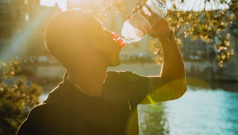 Junger Mann, der aus Wasserflasche trinkt (Foto: Peggy und Marco Lachmann-Anke auf Pixabay)