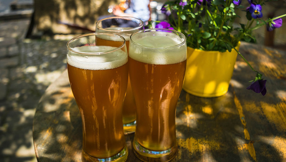 Biergläser auf einem Tisch in einem Biergarten