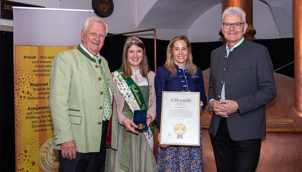 (v.li.) E. Himmel, A. Fischer und K. Fürstin von Wrede bei der Auszeichnung der Schlossbrauerei Ellingen, zusammen mit Festredner A. Auernhammer E. Himmel, A. Fischer und K. Fürstin von Wrede bei der Auszeichnung der Schlossbrauerei Ellingen, zusammen mit Festredner A. Auernhammer