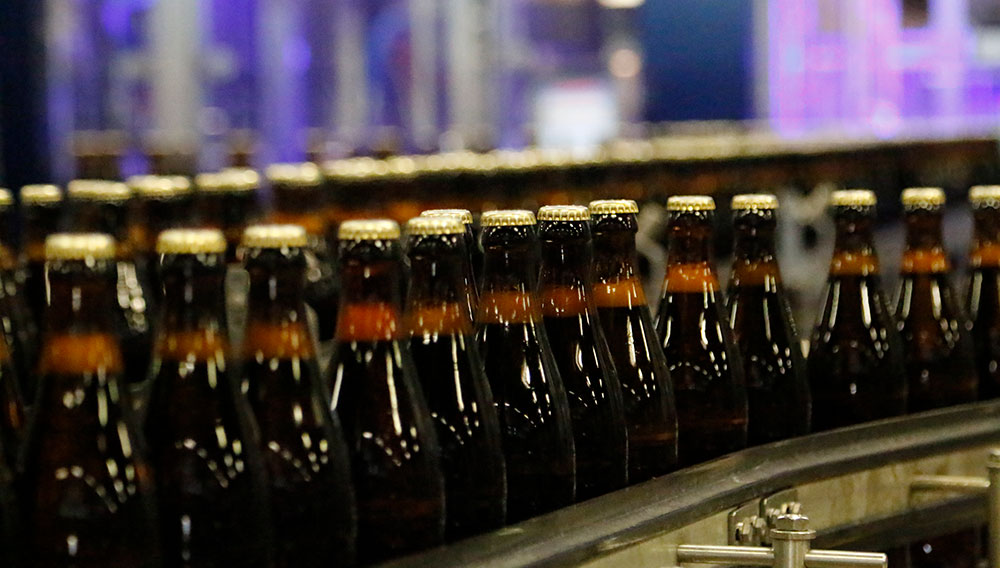 Glasflaschen in einer Füllanlage