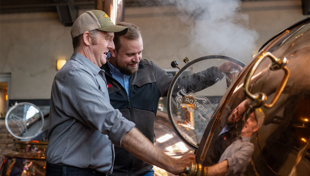 Braumeister Scott Jennings und Jens Reinecke-Lautenbacher beim gemeinsamen Brautag im Sierra Nevada Sudhaus (Foto: Störtebeker)