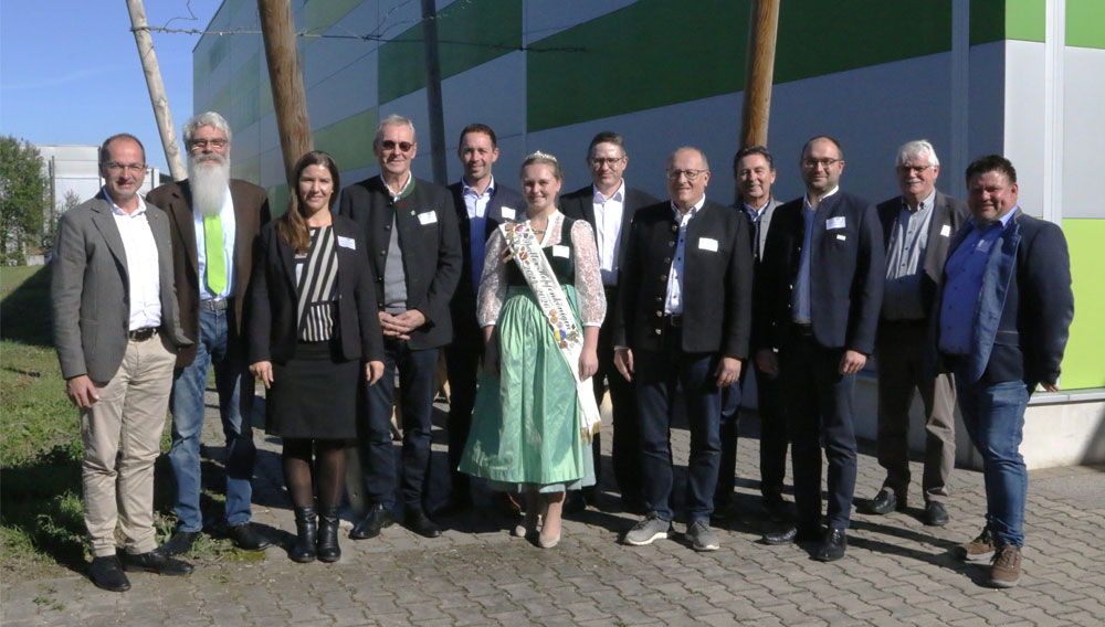 Menschen vor der Hopfenhalle der HVG Spalt