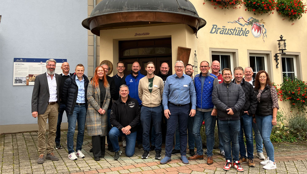 Menschengruppe vor einem Hotel